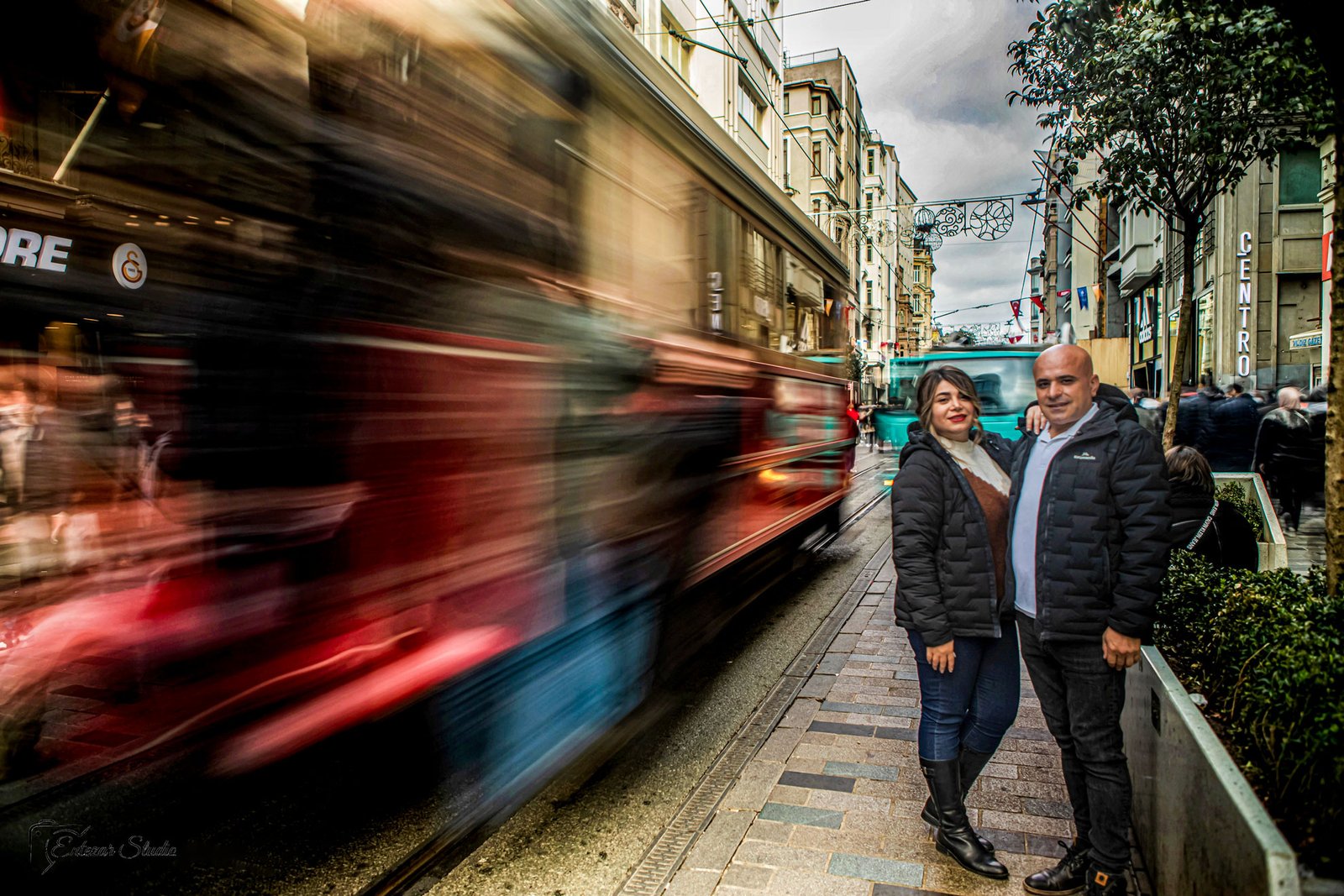 couple photography in Istiklal Istanbul by Entezar Studio
