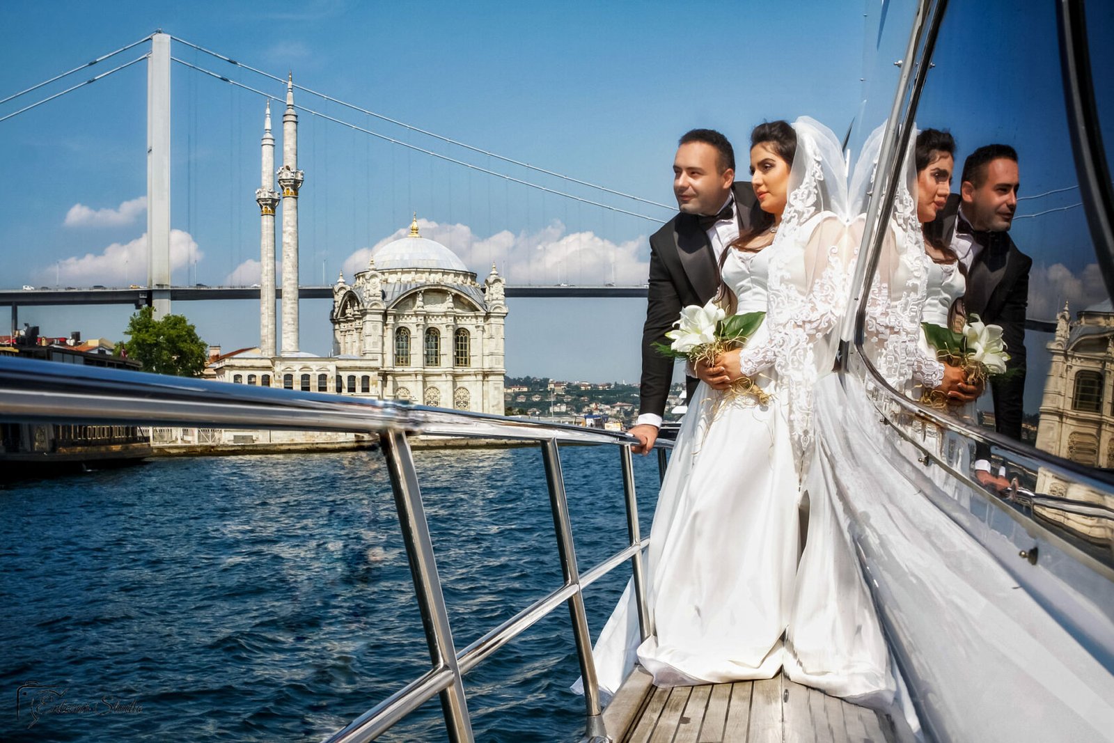 Wedding photography in Istanbul with a Bosphorus view on a yacht by Entezar Studio