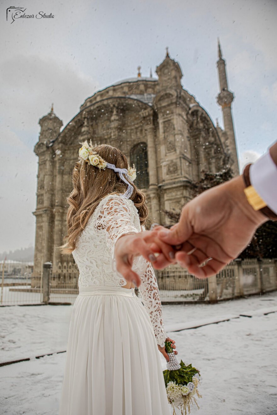Wedding photography on a snowy day in Istanbul by Entezar Studio