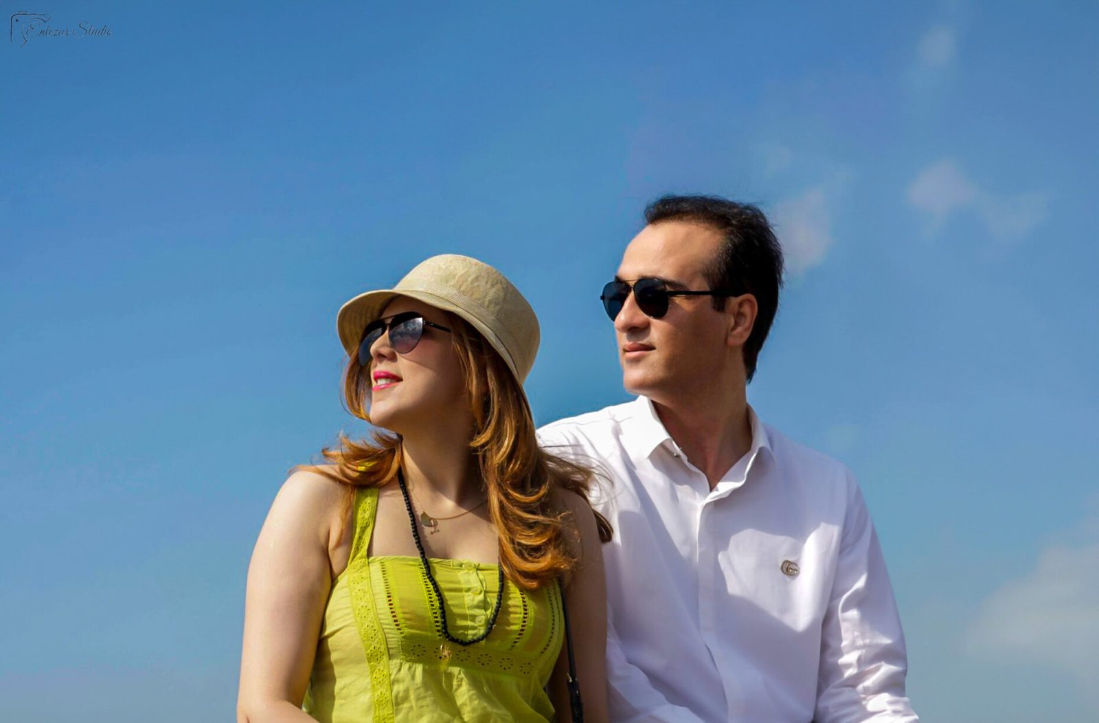 Couple photoshoot in summer clothes and straw hats in Istanbul by Entezar Studio