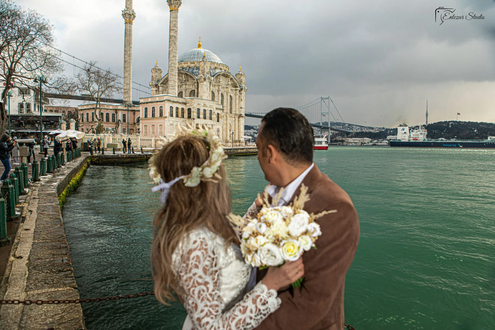 Bohemian wedding photography with crowns and flowers in Istanbul by Entezar Studio