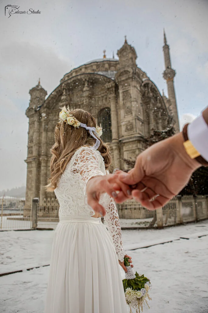 Wedding photography on a snowy day in Istanbul by Entezar Studio