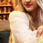 Bridal portrait photography with a wooden background in Istanbul by Entezar Studio