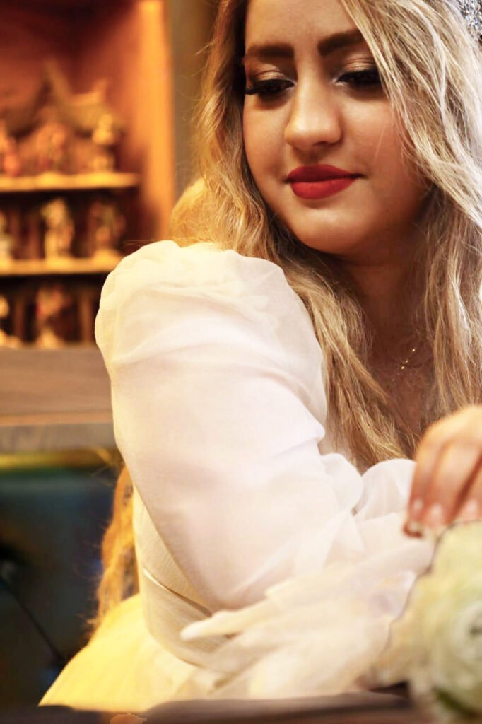 Bridal portrait photography with a wooden background in Istanbul by Entezar Studio
