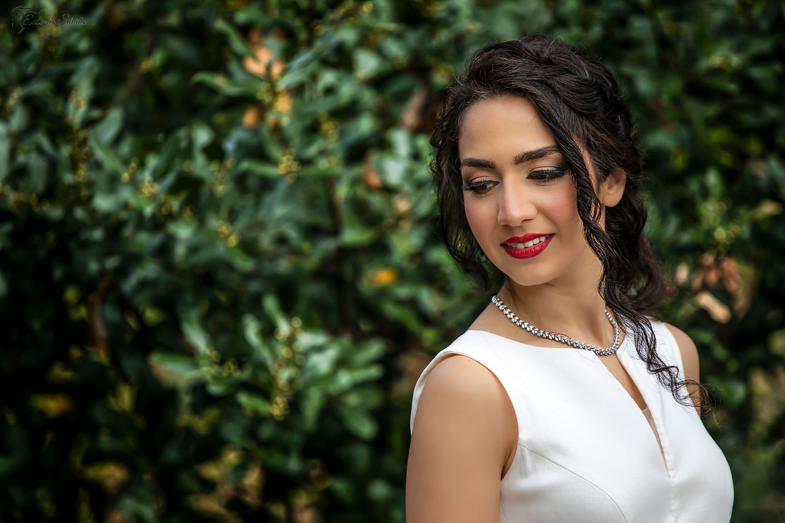 Istanbul-Bride-portrait-in-Green-and-yellow-flowers